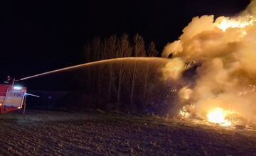FOTO:  V obci Čierna Voda horela skládka odpadu