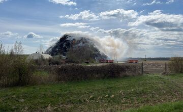 FOTO:  V obci Čierna Voda horela skládka odpadu