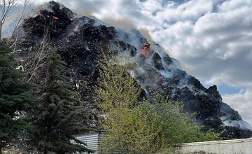 FOTO:  V obci Čierna Voda horela skládka odpadu
