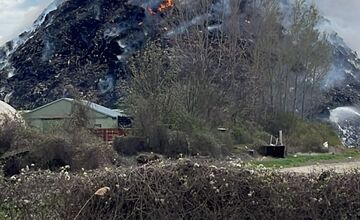 FOTO:  V obci Čierna Voda horela skládka odpadu