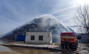 FOTO:  V obci Čierna Voda horela skládka odpadu