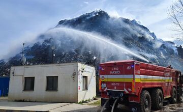 FOTO:  V obci Čierna Voda horela skládka odpadu