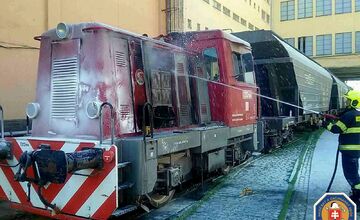 FOTO: V Trnave horela lokomotíva