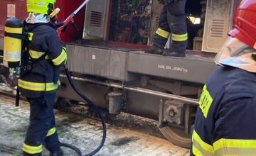 FOTO: V Trnave horela lokomotíva