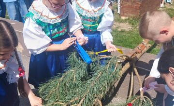 FOTO: Takto vyzerala atmosféra počas stavania májov v Trnavskom kraji