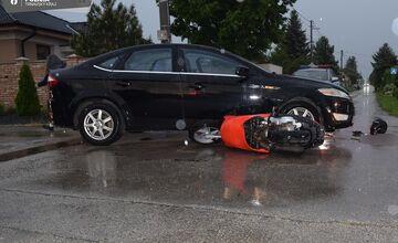 FOTO: Tragická nehoda v Pate. Motorkár skončil vo vážnom stave v nemocnici