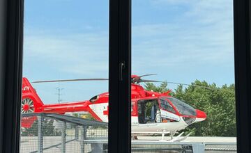 FOTO: Seniorku zrazilo auto, do nemocnice letela v umelom spánku