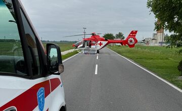 FOTO: Seniorku zrazilo auto, do nemocnice letela v umelom spánku