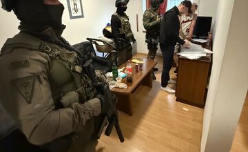 FOTO: Polícia zadržala dvojicu, ktorá nútila mladistvé k sexuálnym službám