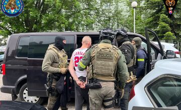 FOTO: Polícia zadržala dvojicu, ktorá nútila mladistvé k sexuálnym službám