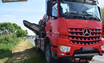 FOTO: Nákladiak vrazil do závor na železničnom priecestí pri Borskom Mikuláši, teraz je nechránené 