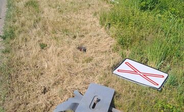 FOTO: Nákladiak vrazil do závor na železničnom priecestí pri Borskom Mikuláši, teraz je nechránené 