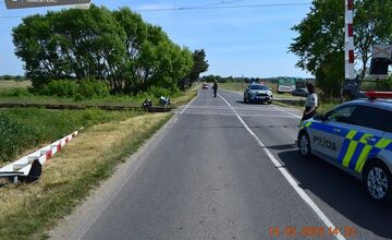 FOTO: Nákladiak vrazil do závor na železničnom priecestí pri Borskom Mikuláši, teraz je nechránené 