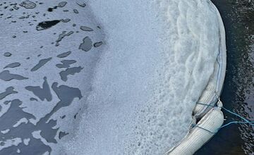 FOTO: Na rieke Trnávka sa objavila biela pena, zasahovali hasiči