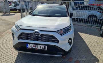 FOTO: Zlodeji odcudzili auto z oploteného areálu v Piešťanoch. Nevideli ste ho?