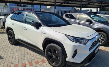 FOTO: Zlodeji odcudzili auto z oploteného areálu v Piešťanoch. Nevideli ste ho?