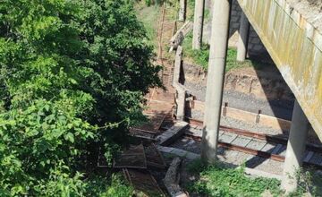 FOTO: Pri obci Brodské sa zrútila časť mostu na železničnú trať