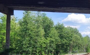 FOTO: Pri obci Brodské sa zrútila časť mostu na železničnú trať