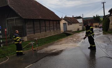 FOTO: V Radošovciach intenzívne búrky zaplavili časti obce