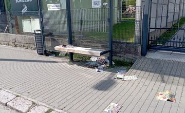 FOTO: Obyvateľom Šaštín-Stráží už dlhší čas neprišli letáky do schránky. Končia pohodené na zastávke