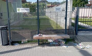 FOTO: Obyvateľom Šaštín-Stráží už dlhší čas neprišli letáky do schránky. Končia pohodené na zastávke