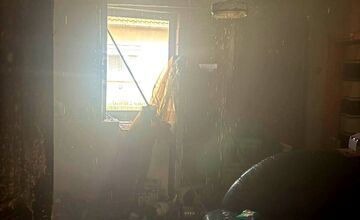 FOTO: V Šajdíkových Humenciach horel dom. Plamene zachvátili strechu a jednu z izieb