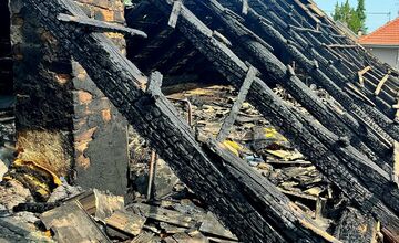 FOTO: V Šajdíkových Humenciach horel dom. Plamene zachvátili strechu a jednu z izieb