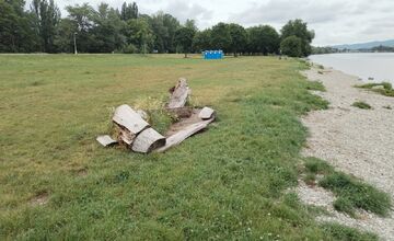 FOTO: V Piešťanoch cez víkend vyčíňali vandali, zlomili lavičku pri Sĺňave