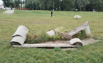 FOTO: V Piešťanoch cez víkend vyčíňali vandali, zlomili lavičku pri Sĺňave