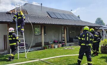 FOTO: Požiar prístavby spôsobil škodu vo výške 200-tisíc eur