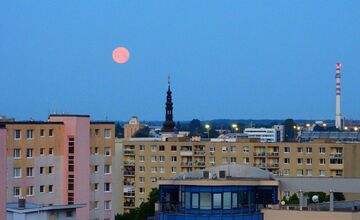 FOTO: Jahodový spln mesiaca nad Trnavou