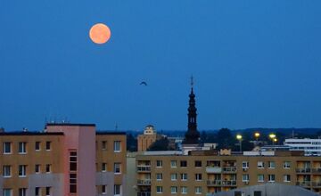 FOTO: Jahodový spln mesiaca nad Trnavou