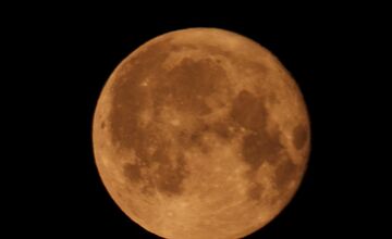 FOTO: Jahodový spln mesiaca nad Trnavou