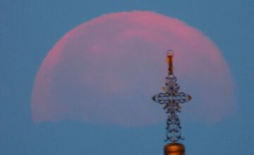 FOTO: Jahodový spln mesiaca nad Trnavou