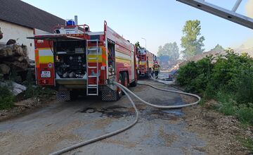 FOTO: Obyvateľov Piešťan znepokojil nepríjemný zápach a hustý dym. Spôsobil ho požiar v susednom kraji