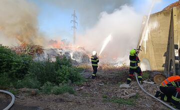FOTO: Obyvateľov Piešťan znepokojil nepríjemný zápach a hustý dym. Spôsobil ho požiar v susednom kraji