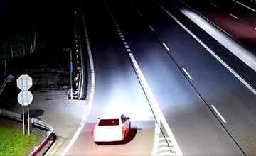 FOTO: Opitý vodič chcel ísť do Trnavy, skončil v protismere na R1. V dychu mal 2,48 promile