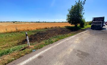 FOTO: Na D1 v smere Senec - Trnava plamene zachvátili dodávku, oheň sa rozšíril aj po neďalekom poli