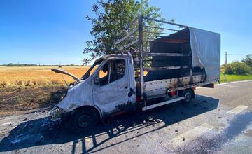 FOTO: Na D1 v smere Senec - Trnava plamene zachvátili dodávku, oheň sa rozšíril aj po neďalekom poli