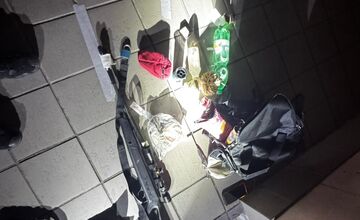 FOTO: Po námestí v Senici sa pohyboval muž so zbraňou