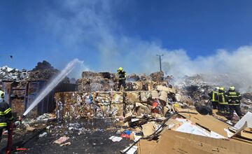 FOTO: Požiar skládky papiera v Galante