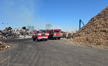 FOTO: Požiar skládky papiera v Galante