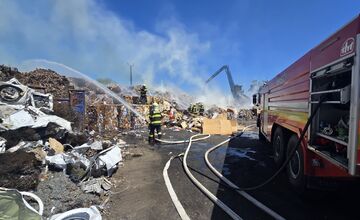 FOTO: Požiar skládky papiera v Galante