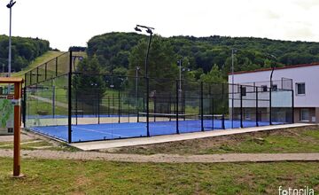 FOTO: Kvôli sklenenému oploteniu ihriska zomierajú vtáky