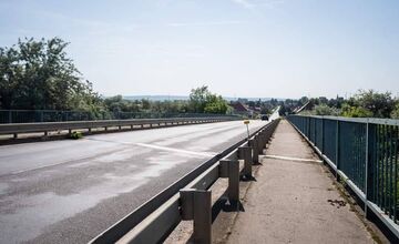 FOTO: Osadenie konštrukcie cyklolávky v obci Zavar