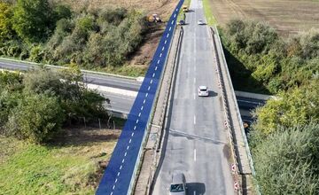 FOTO: Osadenie konštrukcie cyklolávky v obci Zavar