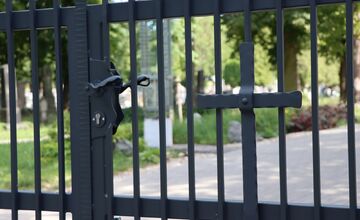 FOTO: Poškodené kľučky na bránach cintorínu v Senici