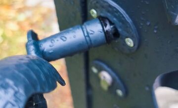 FOTO: Poškodené kľučky na bránach cintorínu v Senici