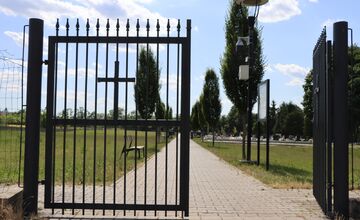 FOTO: Poškodené kľučky na bránach cintorínu v Senici