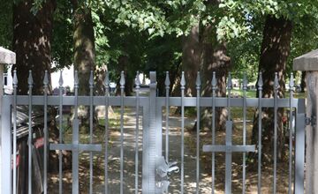 FOTO: Poškodené kľučky na bránach cintorínu v Senici